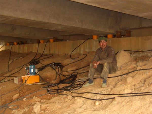 桥梁同步顶升系统怎么操作控制(同步顶升系统的布置原则)